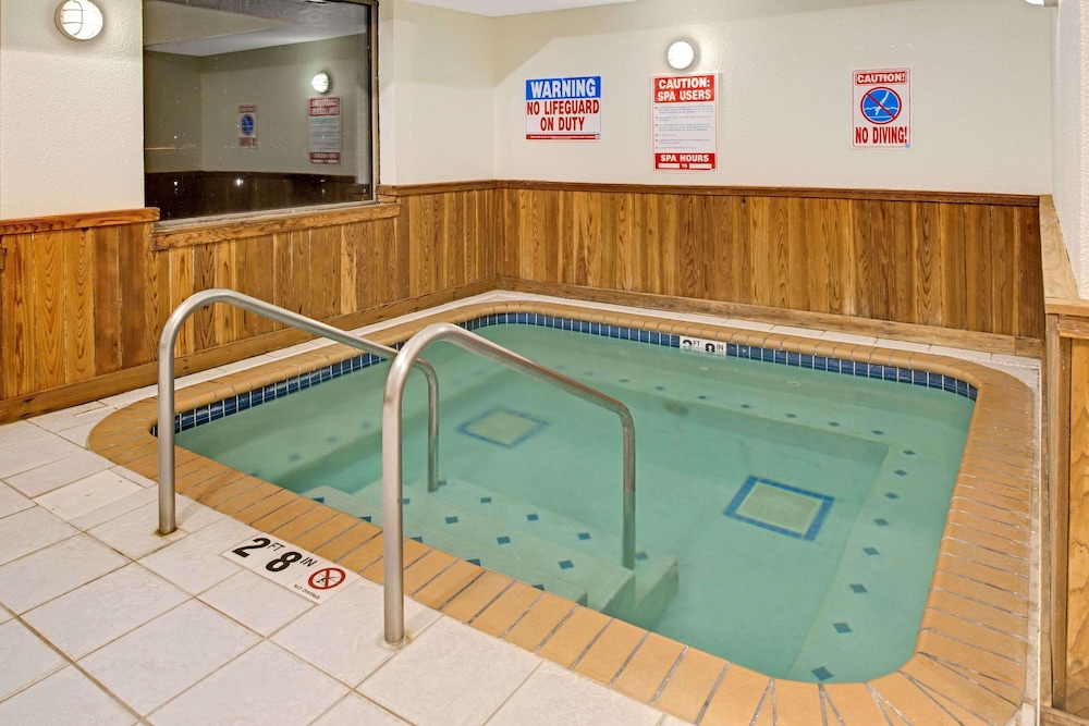 Super 8 by Wyndham Omaha Eppley Airport/Carter Lake