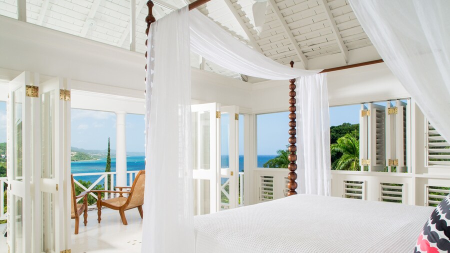 Round Hill Hotel And Villas