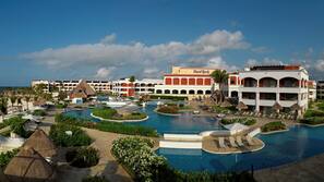 2 outdoor pools