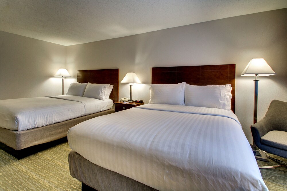 Holiday Inn Express & Suites Lincoln East - White Mountains, an IHG Hotel