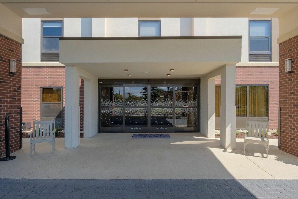 Property entrance, Hampton Inn Edenton