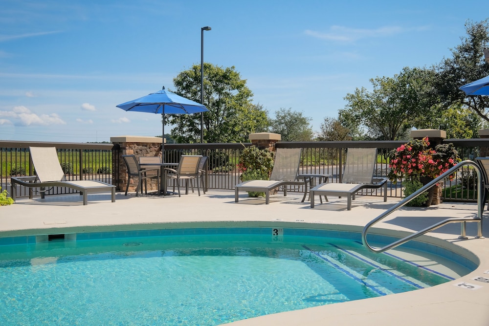 BBQ/picnic area, Hampton Inn Edenton