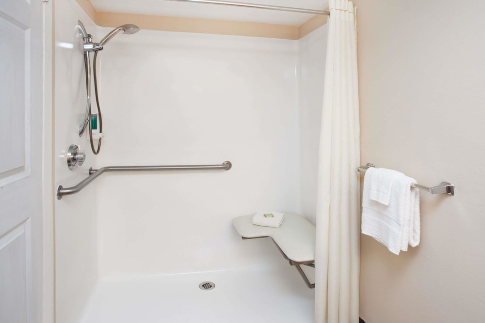 Bathroom, Super 8 by Wyndham Chicago/Rosemont/O'Hare/SE