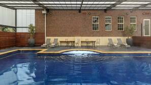 Una piscina al aire libre de temporada (de 6:00 a 21:00), tumbonas