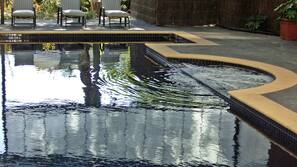 Una piscina al aire libre de temporada (de 6:00 a 21:00), tumbonas