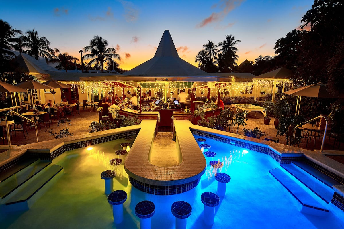 2 bars/lounges, swim-up bar, poolside bar