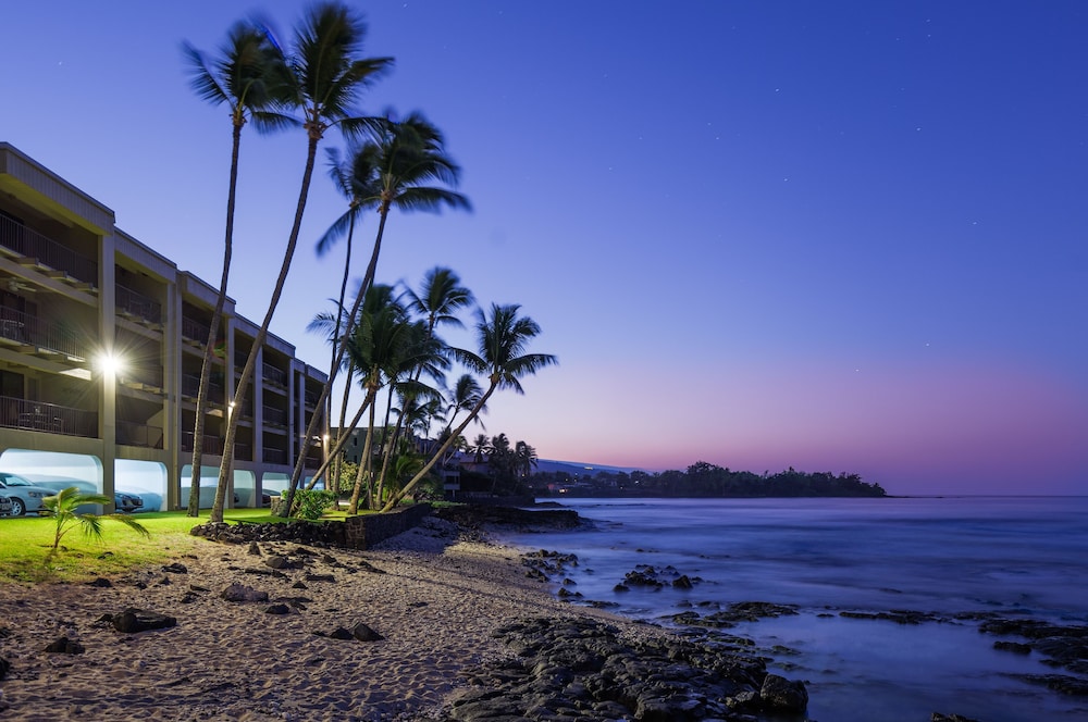 Front of property - evening/night, Castle Kona Bali Kai , a Condominium Resort