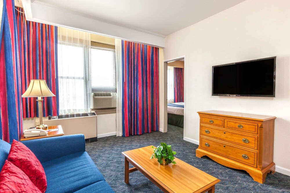 Room, Ramada by Wyndham Jersey City