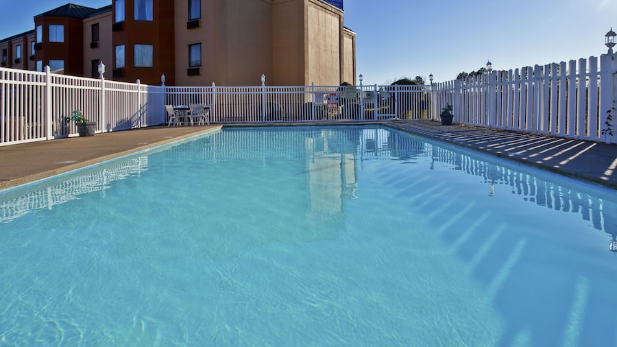 Holiday Inn Express Hotel & Suites Spence Lane