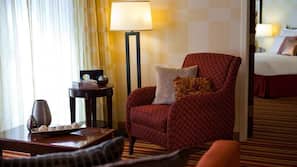 Premium bedding, in-room safe, desk, blackout drapes