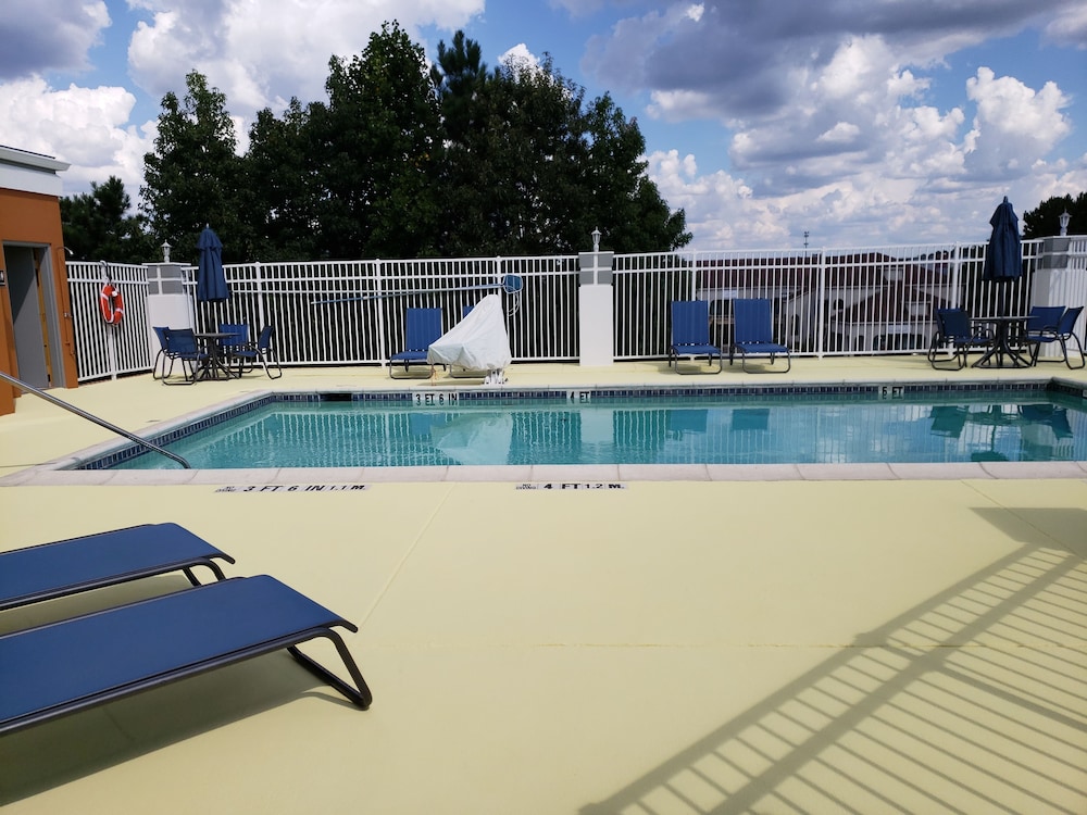 Outdoor pool, Days Inn & Suites by Wyndham Union City