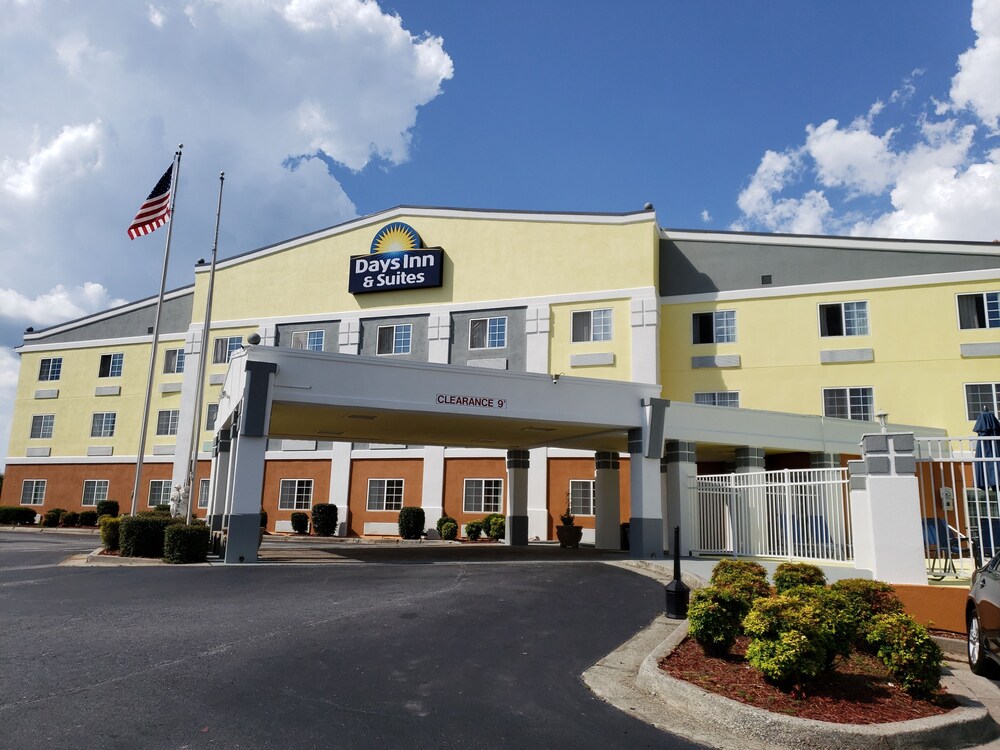 Front of property, Days Inn & Suites by Wyndham Union City