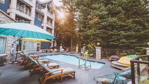Outdoor pool, pool umbrellas, sun loungers
