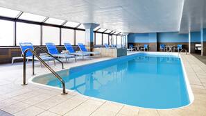 Piscine couverte, accès possible de 07 h 00 à 23 h 00, chaises longues