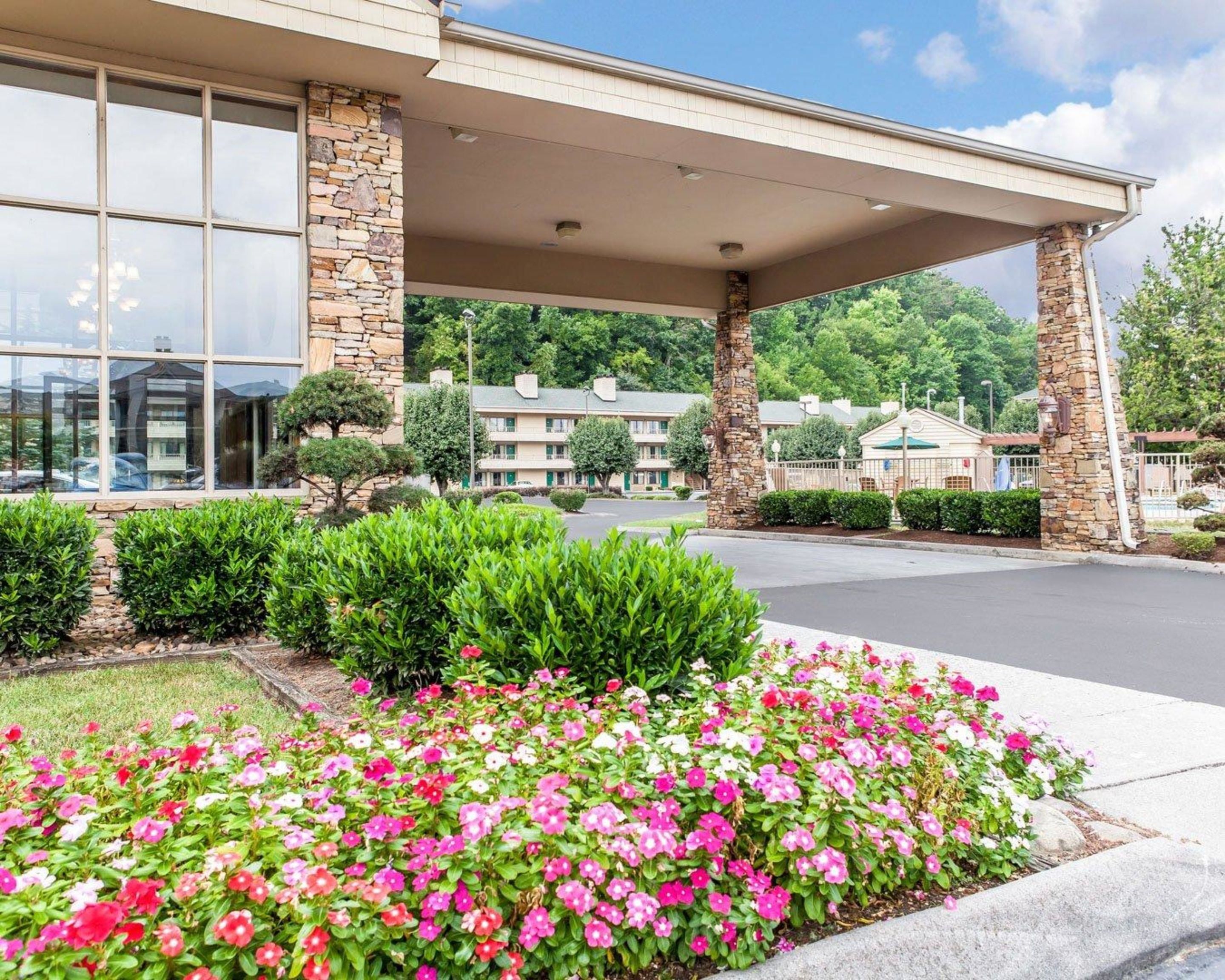 Quality Inn And Suites Dollywood In Gatlinburg Pigeon Forge Tn