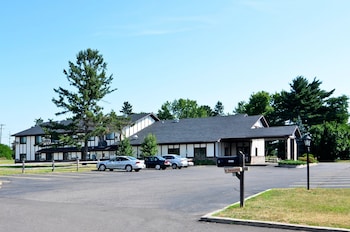 AmeriVu Inn and Suites - Hayward WI
