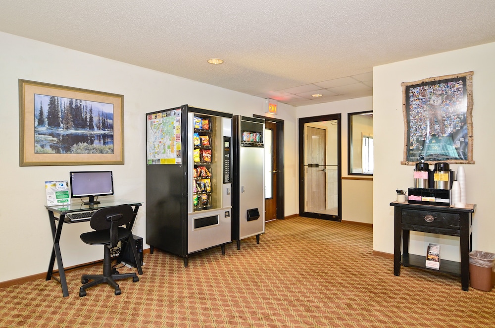 Lobby, AmeriVu Inn and Suites - Hayward WI