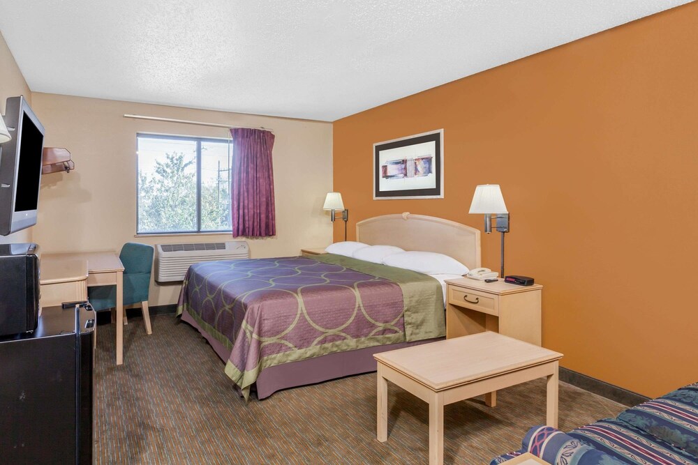 Super 8 by Wyndham Charlotte/Amusement Park Area