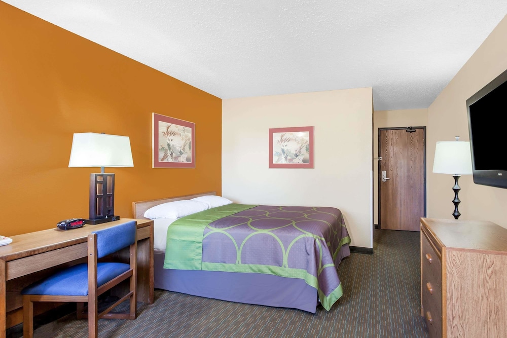 Super 8 by Wyndham Charlotte/Amusement Park Area