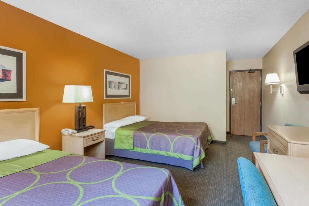 Super 8 by Wyndham Charlotte/Amusement Park Area