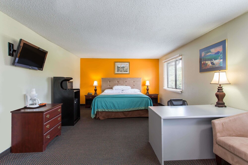 Room, Super 8 by Wyndham Greensboro/Coliseum/Conv.