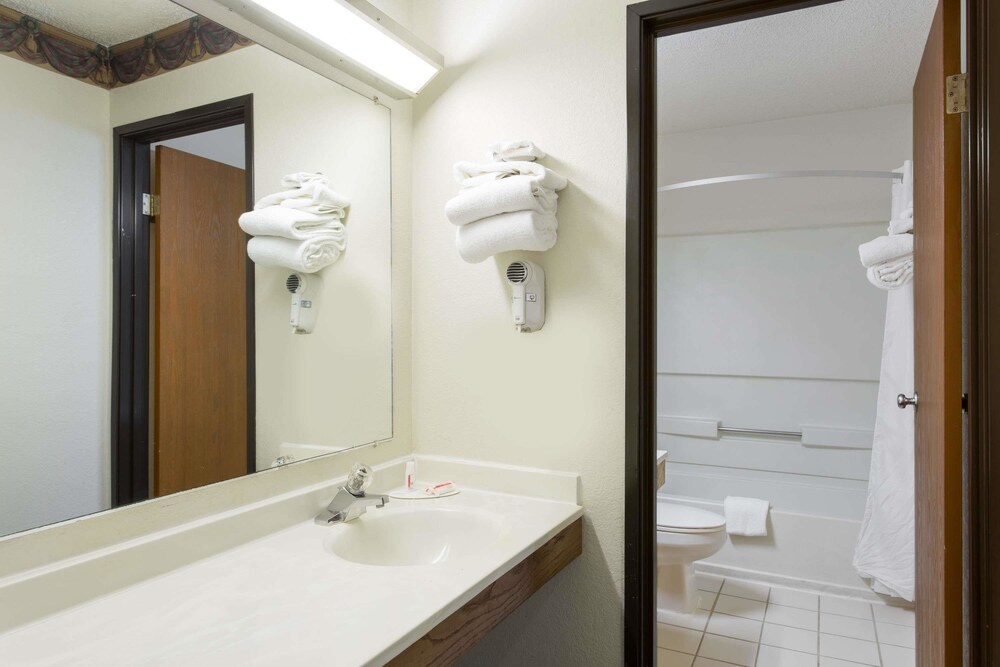 Bathroom, Super 8 by Wyndham Greensboro/Coliseum/Conv.