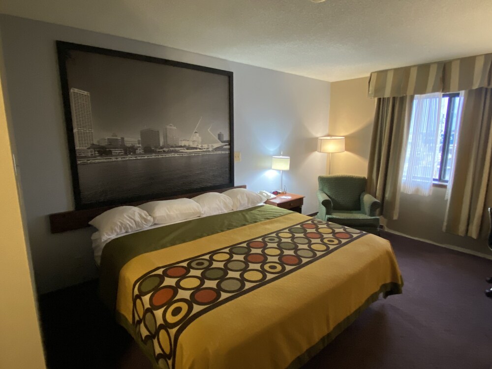 Super 8 by Wyndham Milwaukee Airport