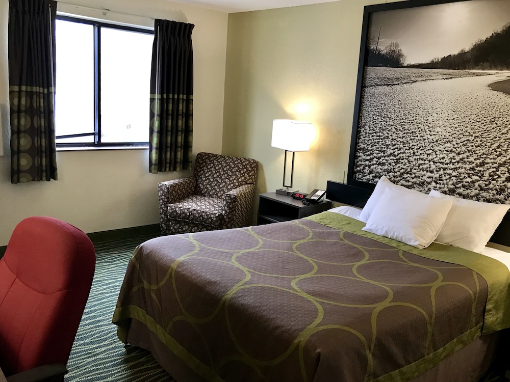 Room, Super 8 by Wyndham Independence Kansas City