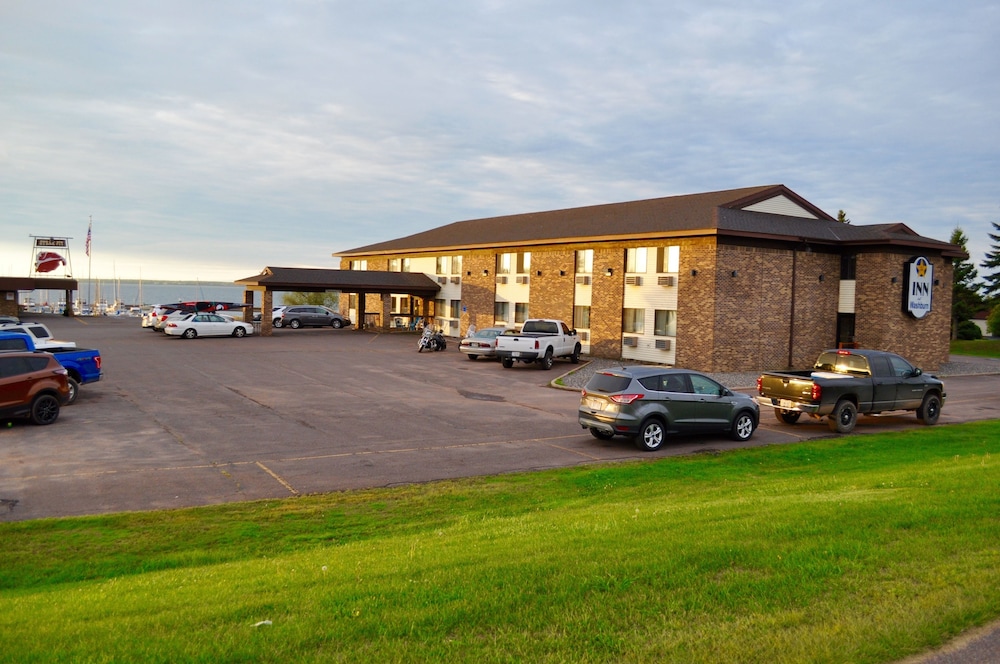 Book The Washburn Inn On the Lake, Washburn, USA Washburn Hotel Deals