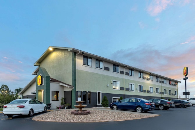 Super 8 by Wyndham Kansas City at Barry Road/Airport in ...