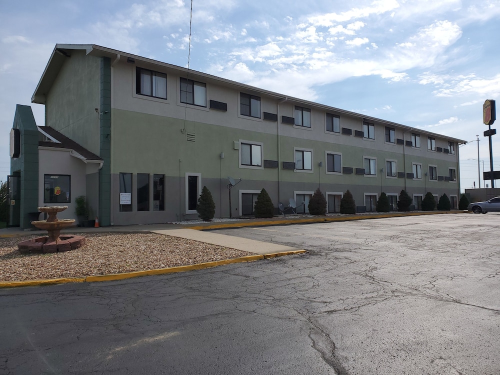 Exterior, Super 8 by Wyndham Kansas City at Barry Road/Airport