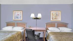 Cortinas opacas y tabla de planchar con plancha