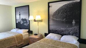 Cortinas opacas y tabla de planchar con plancha