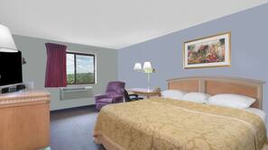 Cortinas opacas y tabla de planchar con plancha