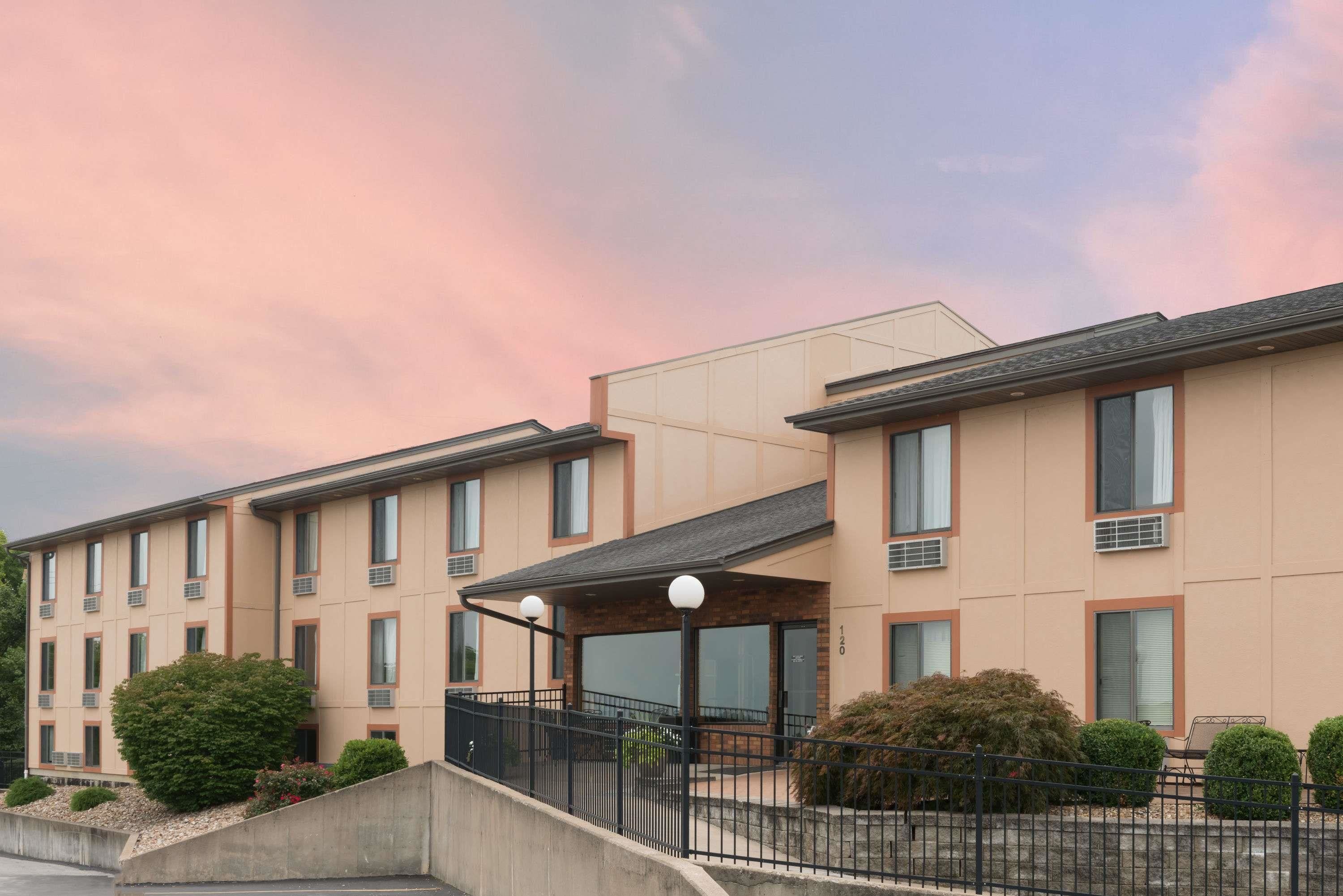 Super 8 By Wyndham Hannibal In Hannibal Mo Expedia