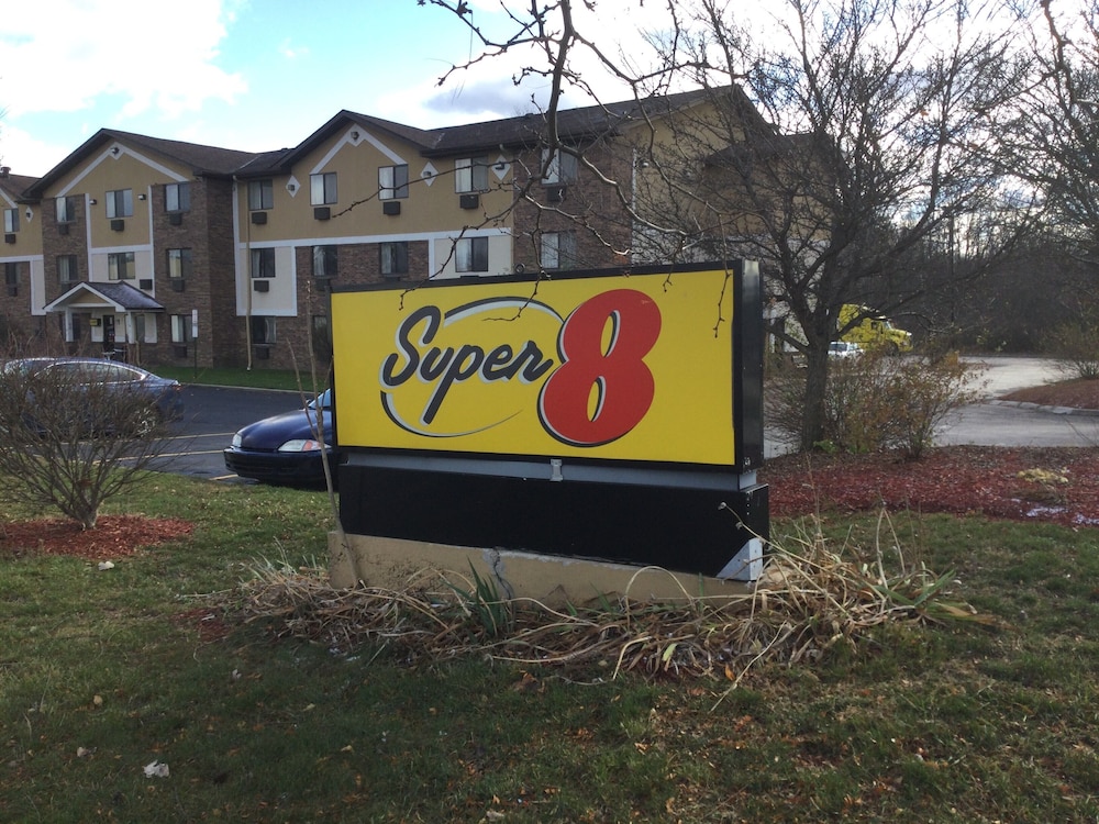 Super 8 by Wyndham Canton/Livonia Area