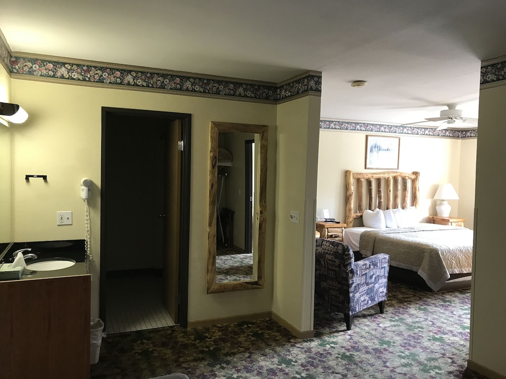 Super 8 by Wyndham Bridgeview of Mackinaw City