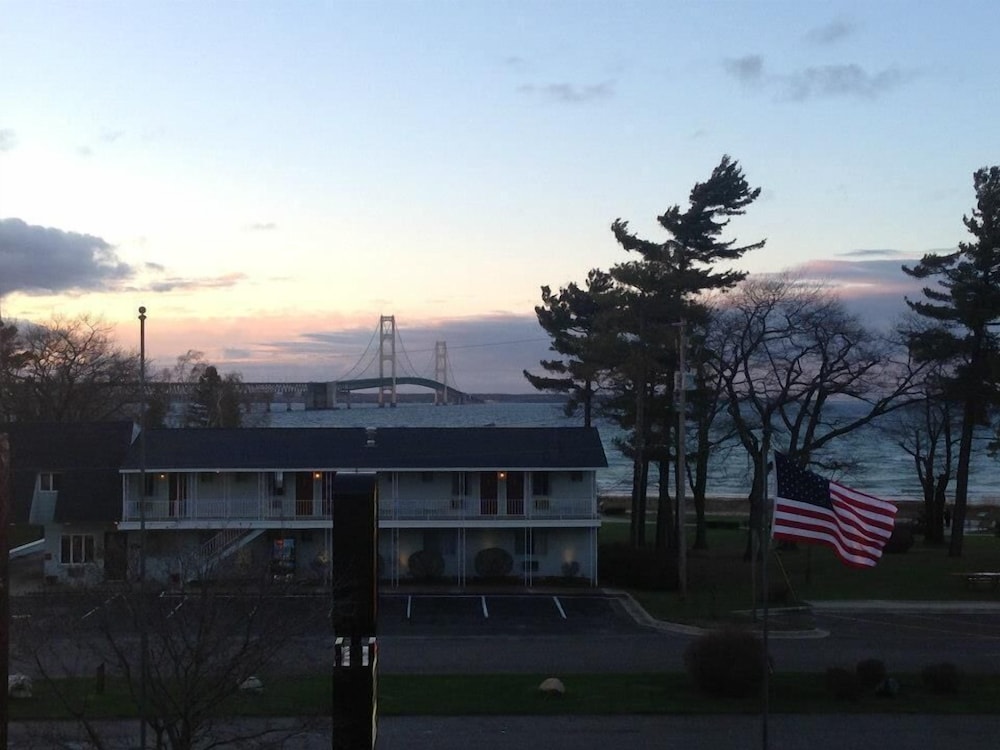 Balcony, Super 8 by Wyndham Bridgeview of Mackinaw City