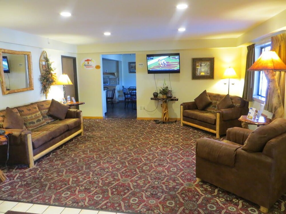 Lobby sitting area, Super 8 by Wyndham Bridgeview of Mackinaw City