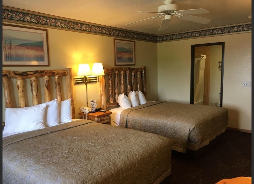 Room, Super 8 by Wyndham Bridgeview of Mackinaw City