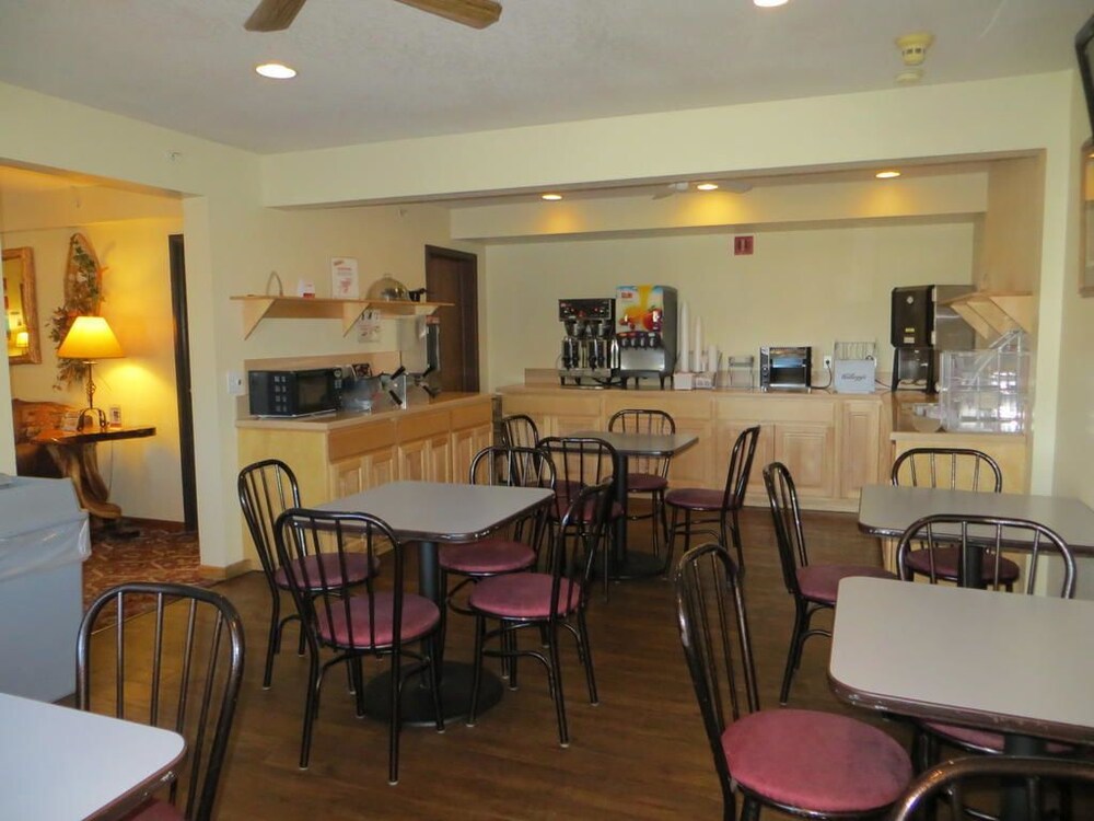 Restaurant, Super 8 by Wyndham Bridgeview of Mackinaw City