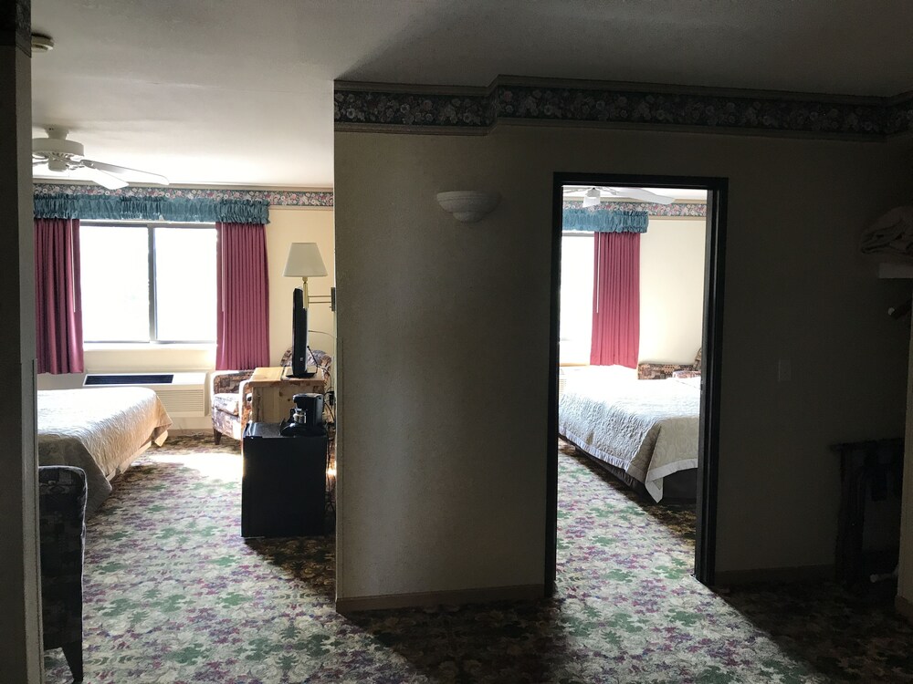 Room, Super 8 by Wyndham Bridgeview of Mackinaw City