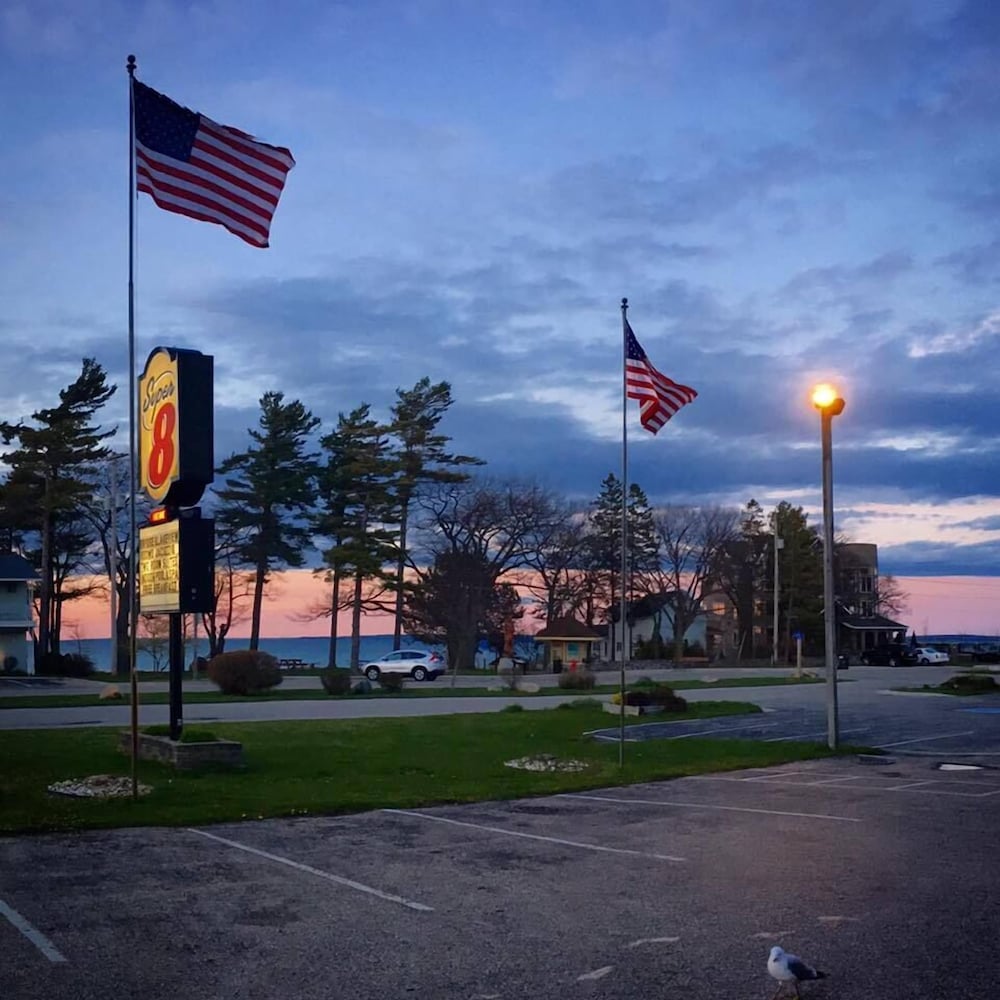 Balcony, Super 8 by Wyndham Bridgeview of Mackinaw City