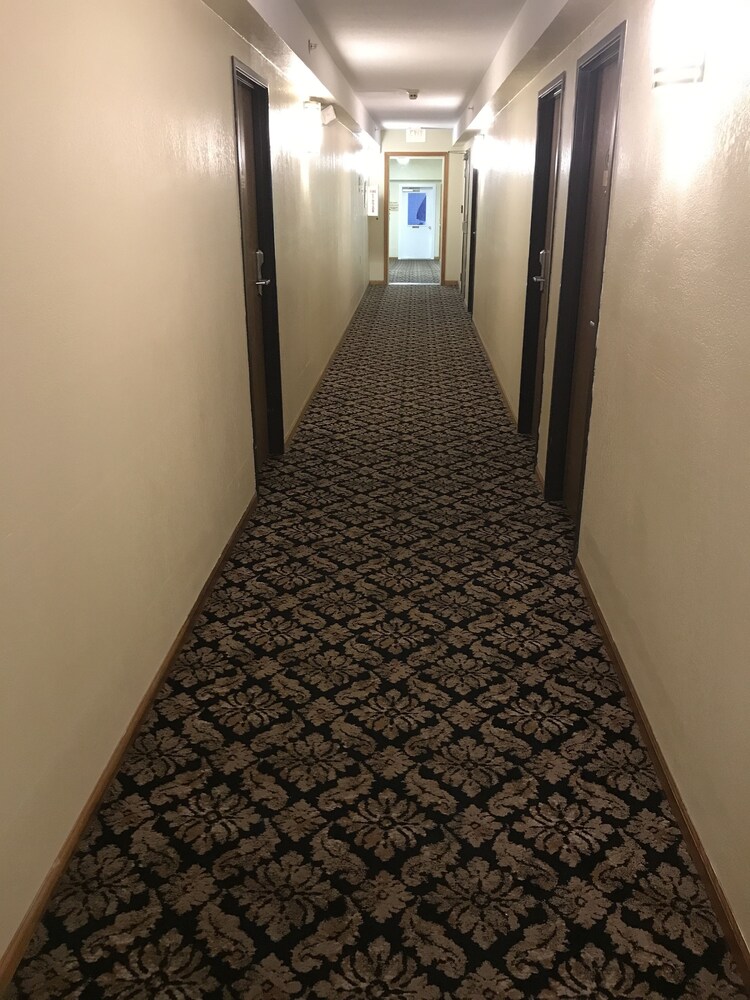 Hallway, Super 8 by Wyndham Bridgeview of Mackinaw City