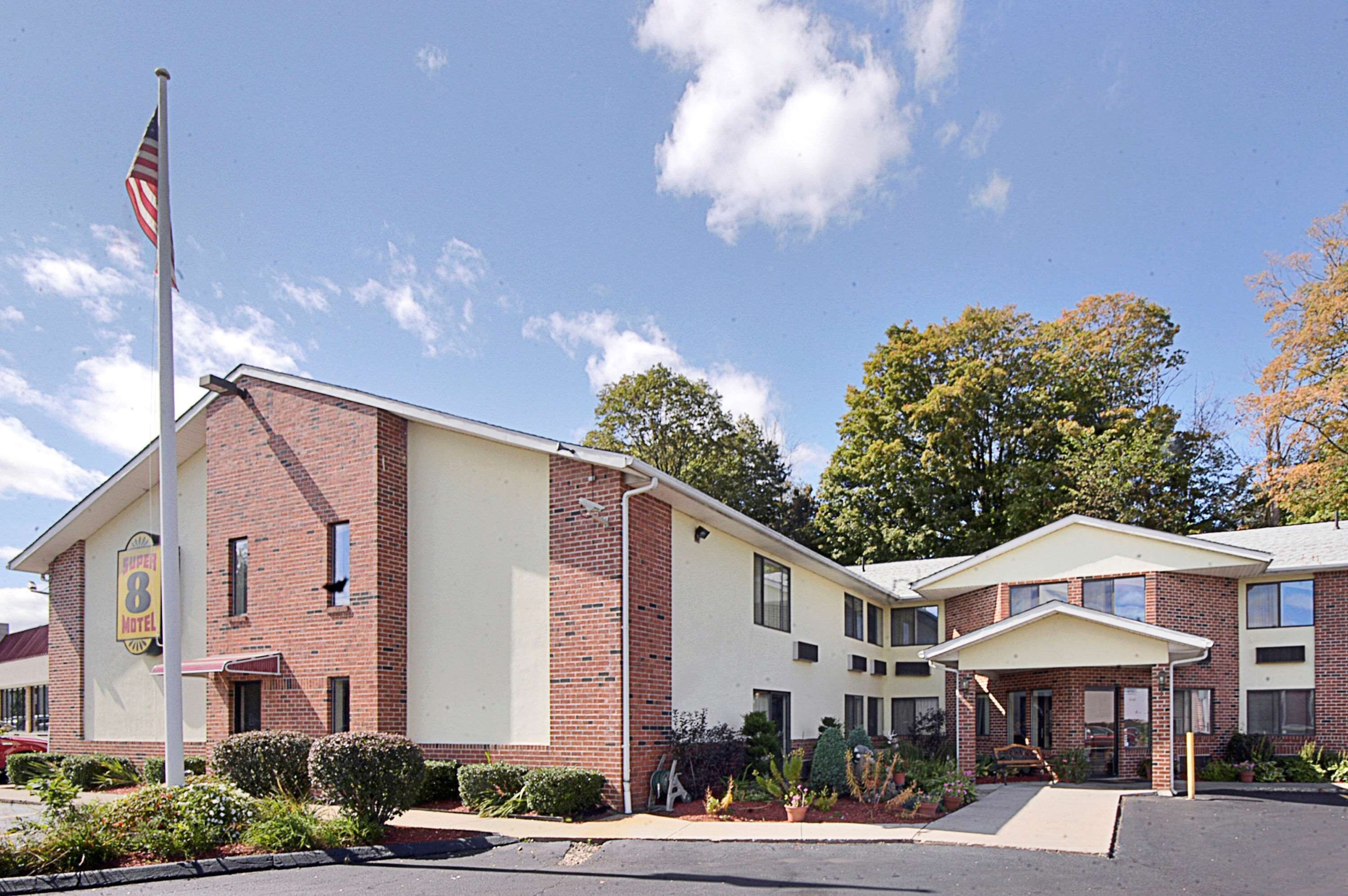 Super 8 By Wyndham West Springfield Route 5 In West Springfield Ma Expedia