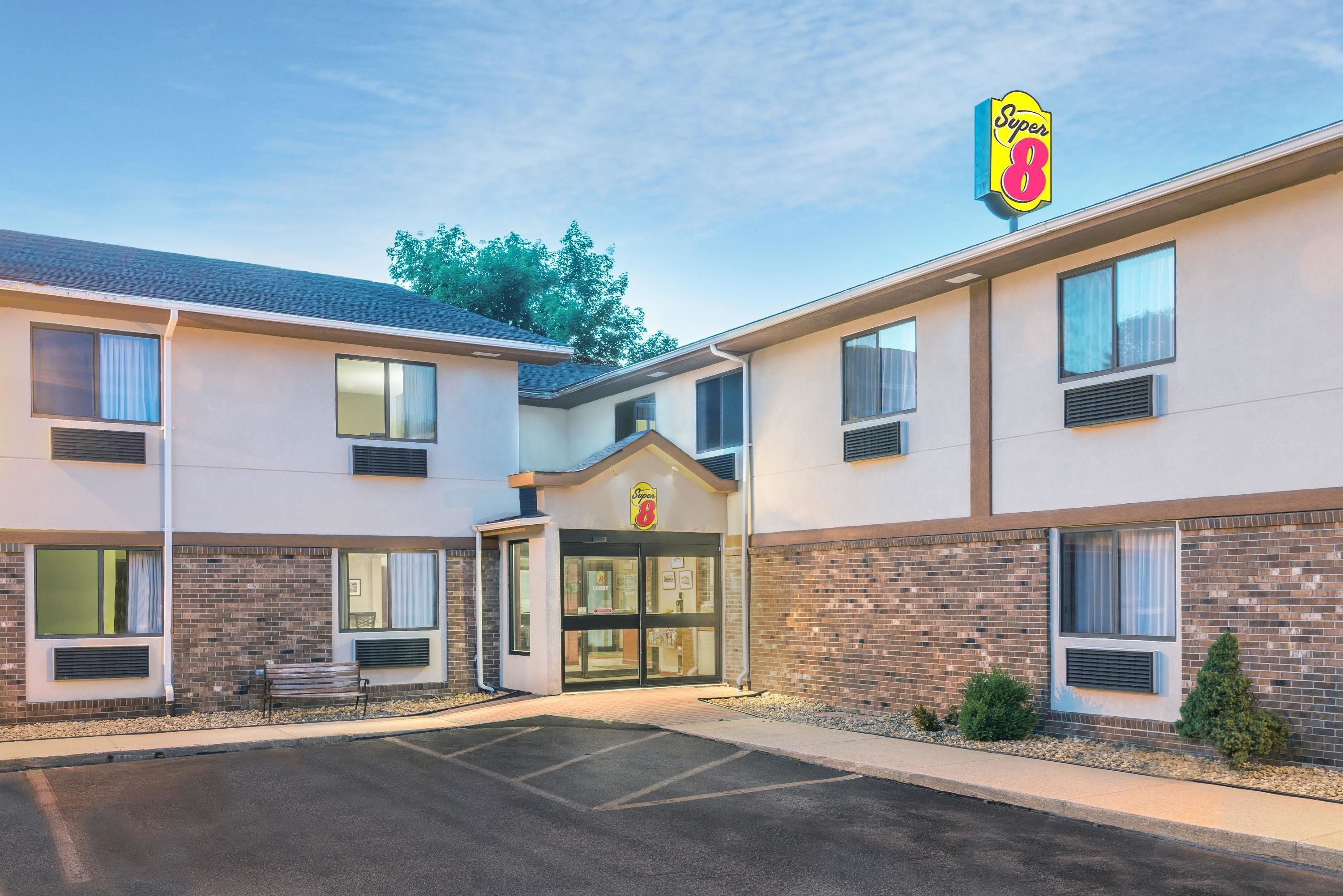 Super 8 by Wyndham Tilton/Lake Winnipesaukee in Laconia, United States