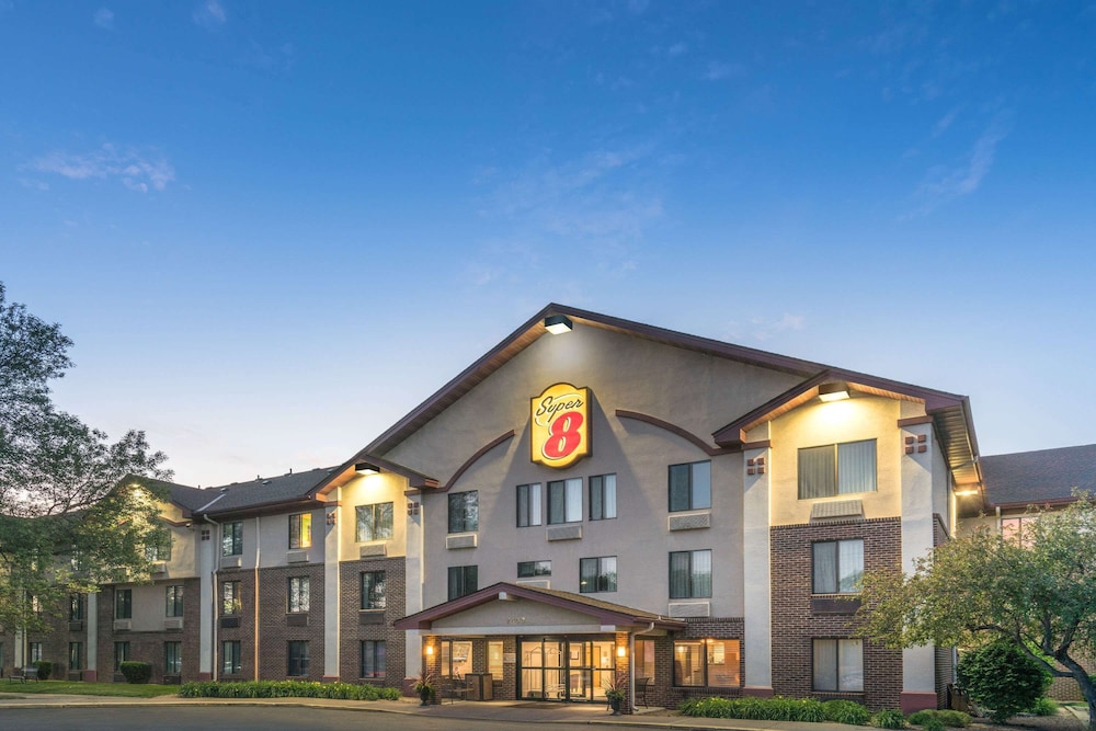 Super 8 by Wyndham Bloomington/Airport