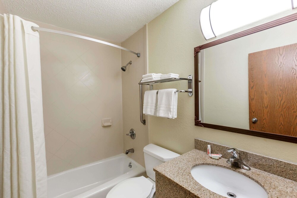 Bathroom, Super 8 by Wyndham Latham/Albany Airport