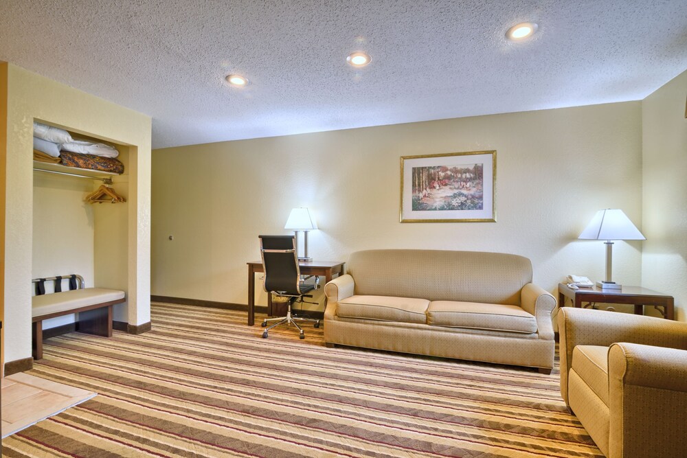 Living room, Super 8 by Wyndham Latham/Albany Airport