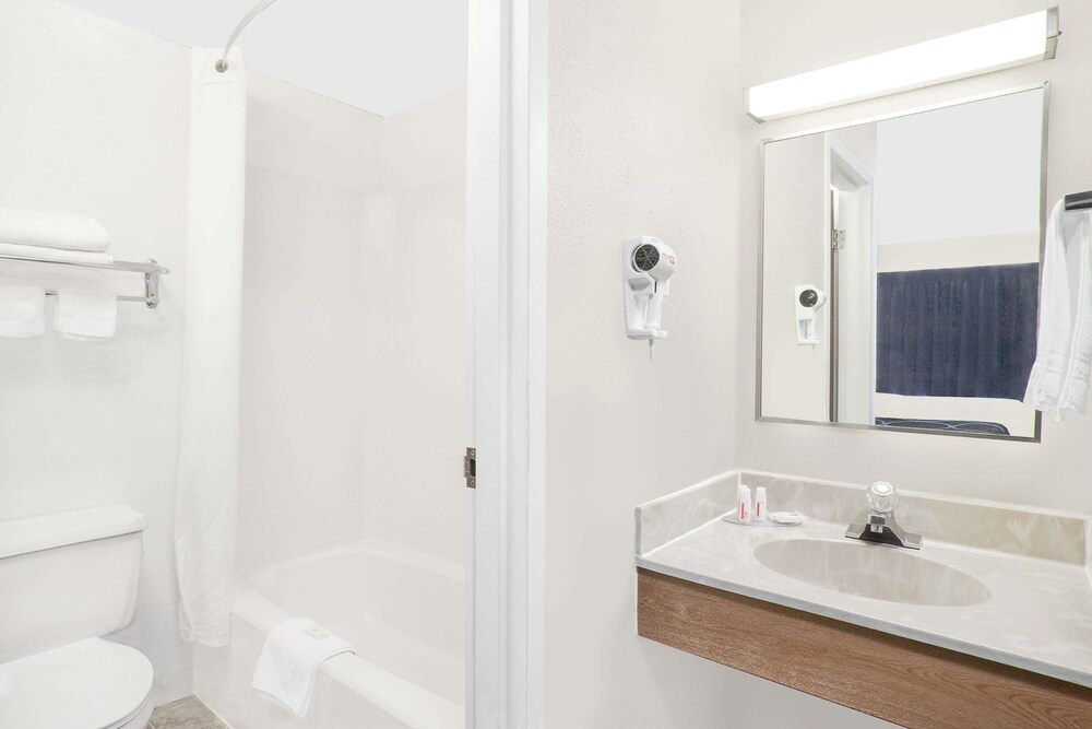 Bathroom, Super 8 by Wyndham Middletown